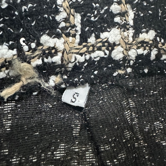 Amazon Black & white Tweed Mini Skirt w/ Pearl Button Accent Holiday Trendy S - Picture 11 of 11